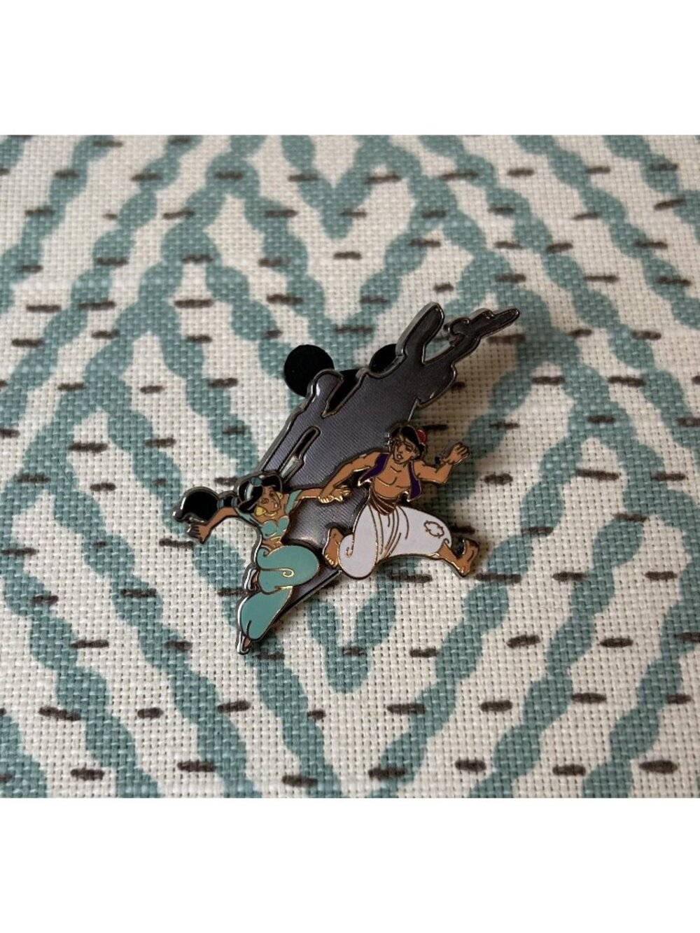 DISNEY Pin JASMINE & ALADDIN RUNNING  2005 Trading Pin Jumping Escaping